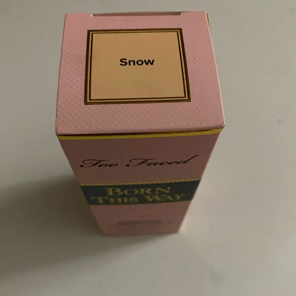 Too Faced - Born This Way - Natural Finish Longwear Liquid Foundation (SNOW) - Picture 7 of 16